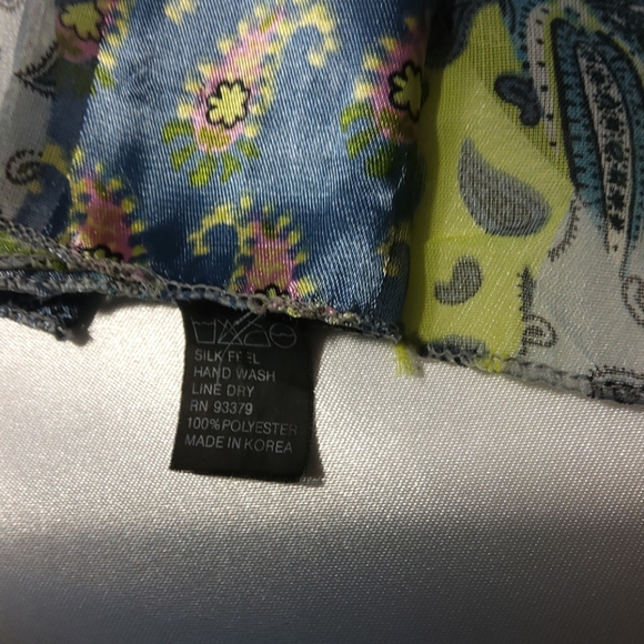 ...Im selling a  Scarf - Picture 2 of 2